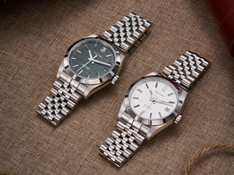 Engine Turned Bezel，Linen Dial