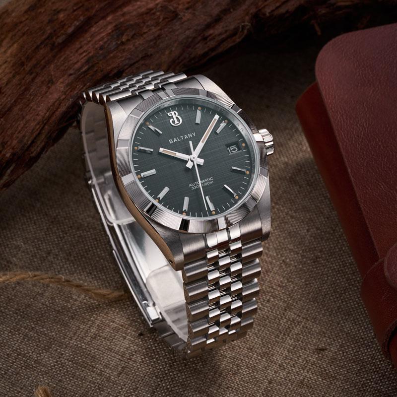 36mm Engine Turned Bezel Classic Linen Dial Dress Watch S4102